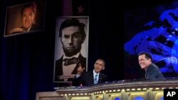 El presidente Barack obama y el presentador Stephen Colbert conversan durante la grabación de The Colbert Report en el Auditorium Lisner de la Universidad George Washington.