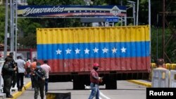 Un contenedor que bloqueaba el paso en el puente Simón Bolívar entre Cúcuta, Colombia, y San Antonio del Táchira, Venezuela, es retirado antes de que se reabra el cruce. Octubre 4, 2021.