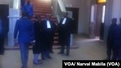 Des avocats attendent un procès au parquet général de la République à Lubumbashi, 11 mai 2016. VOA/ Narval Mabila