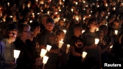Une veillée en mémoire des victimes a été organisée à Roseburg, ville où une fusillade a fait dix morts dans une université.