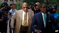 Bill Cosby, center, arrives for jury selection in his sexual assault case at the Allegheny County Courthouse, May 22, 2017, in Pittsburgh, Pennsylvania. 