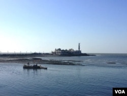 Women have challenged the ban on their entry to the mausoleum at the famous Haji Ali Dargah, a shrine and mosque situated on an islet off Mumbai's coast. (A. Pasricha/VOA)