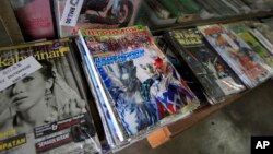 Buku komik "Ultraman" terlihat di jajaran buku yang dijual di sebuah toko di Port Klang, luar kota Kuala Lumpur, Malaysia (7/3). 