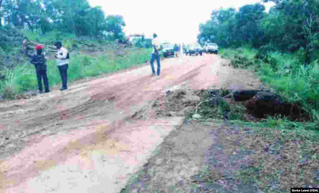 L&#39;un des principaux axes routiers de l&#39;Afrique centrale est paralysé en raison de l&#39;effondrement d&#39;un pont après de fortes pluies, causant l&#39;arrêt total du trafic routier entre les deux grandes villes du Cameroun, Yaoundé et Douala, au Comeroun, 21 octobre 2016. &nbsp;