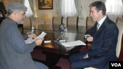  Adul Hai Warshan interviews NATO Secretary-General Anders Fogh Rasmussen for VOA in Kabul, Afghanistan, October 18, 2012. 