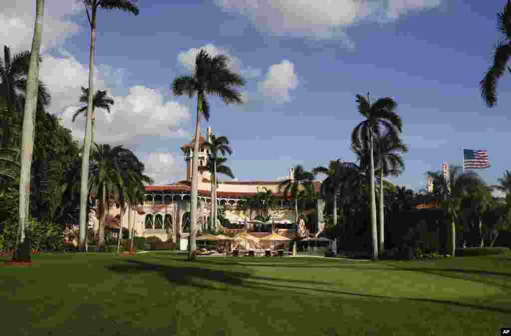 川普在佛羅里達州棕櫚灘的別墅，馬阿拉歌莊園(Mar-a-Lago)。川普一家最近在莊園過節休假。NBC電視網報導，美國特勤局派了150名安全人員提供保護（2016年11月27日）） 