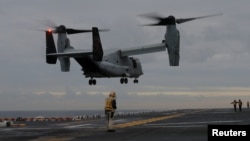 ເຮືອບິນ MV-22 Osprey ຂອງກອງທັບເຮືອ ສະຫະລັດ ລົງຈອດຢູ່ເທິງກຳປັ່ນພິຄາດ USS Bonhomme Richard ນອກຊາຍຝັ່ງນະຄອນ ຊິດນີ. ອອສເຕຣເລຍ. 29 ມິຖຸນາ, 2017. 