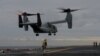 Pesawat terbang militer MV-22 Osprey mendarat di dek Kapal Induk USS Bonhomme Richard di lepas pantai Sydney, Australia, 29 Juni 2017. Pesawat jenis yang sama yang membawa 20 marinir AS jatuh di lepas pantai Darwin, Australia, Minggu, 27 Agustus 2023. (Foto: Jason Reed/Reuters)
