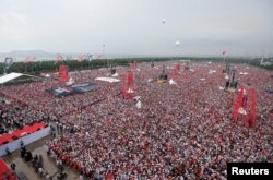 Supporters of Muharrem Ince, presidential candidate of Turkey's main opposition Republican People's Party (CHP), attend an election rally in Istanbul, June 23, 2018.