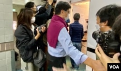 《众新闻》主笔杨健兴在记者会结束后，返回办公室前与到场采访的记者握手道别 (美国之音/汤惠芸)