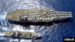 Hàng không mẫu hạm USS Ronald Reagan là tàu chiến lớn nhất của hải quân Hoa Kỳ, có trọng tải 100.000 tấn, với 5.000 thủy thủ đoàn.
