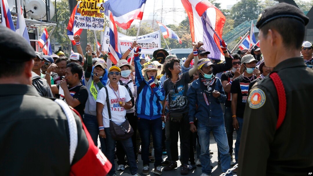 Thai soldiers stand in front of anti-government protesters during a rally during the cabinet meeting at the Army Club, Jan. 28, 2014 in Bangkok, Thailand.