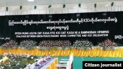 KIO ကချင်လွတ်လပ်ရေးအဖွဲ့နဲ့ မြန်မာအစိုးရငြိမ်းချမ်းရေးကိုယ်စားလှယ်အဖွဲ့တို့ရဲ့ ဆွေးနွေးပွဲကျင်းပမယ့် အစည်းအဝေးခန်းမမြင်ကွင်း။ (ဓာတ်ပုံ-ဦးညိုအုန်းမြင့် facebook မှ ကူးယူဖော်ပြပါသည်။)