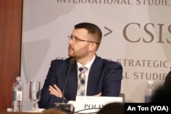 Chuyên gia Greg Poling, CSIS, theo dõi bình chọn của cử tọa về khả năng xảy ra sự cố ở Biển Đông tại hội thảo hôm 22/1
