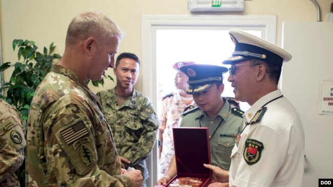 美军驻吉布提指挥官接待中国军队官员(美国国防部照片 2016年11月7日)