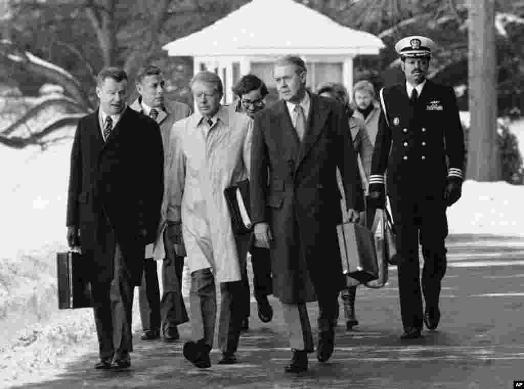 1979年2月14日，美国总统卡特及其国务卿塞勒斯&middot;万斯（右）、国家安全顾问布热津斯基走向直升机。 在1979年末至1981年初的伊朗人质危机事件中，布热津斯基所主张的营救美国人质行动失败，导致时任美国国务卿万斯辞职，卡特在竞选连任中败给了里根。美国学者拉尔雷斯说：&ldquo;（营救用的）直升机后来坠毁，不是布热津斯基和卡特的个人过错，与政治决策无关，可他们都无法摆脱营救行动失败的恶果。&rdquo;