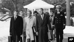 Президент Джимми Картер с госсекретарем Вансом Сайрусом и советником по национальной безопасности Збигневом Бжезинским