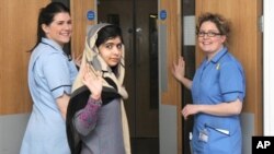 Malala Yousufzai (tengah) didampingi perawatnya di rumah sakit Birmingham, Inggris (foto: dok). 