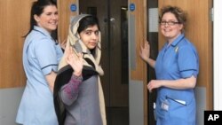 Malala Yousufzai (tengah) diperbolehkan meninggalkan rumah sakit di Birmingham, Inggris setelah menjalani perawatan akibat penembakan oleh militan Taliban Oktober tahun lalu (foto: dok).
