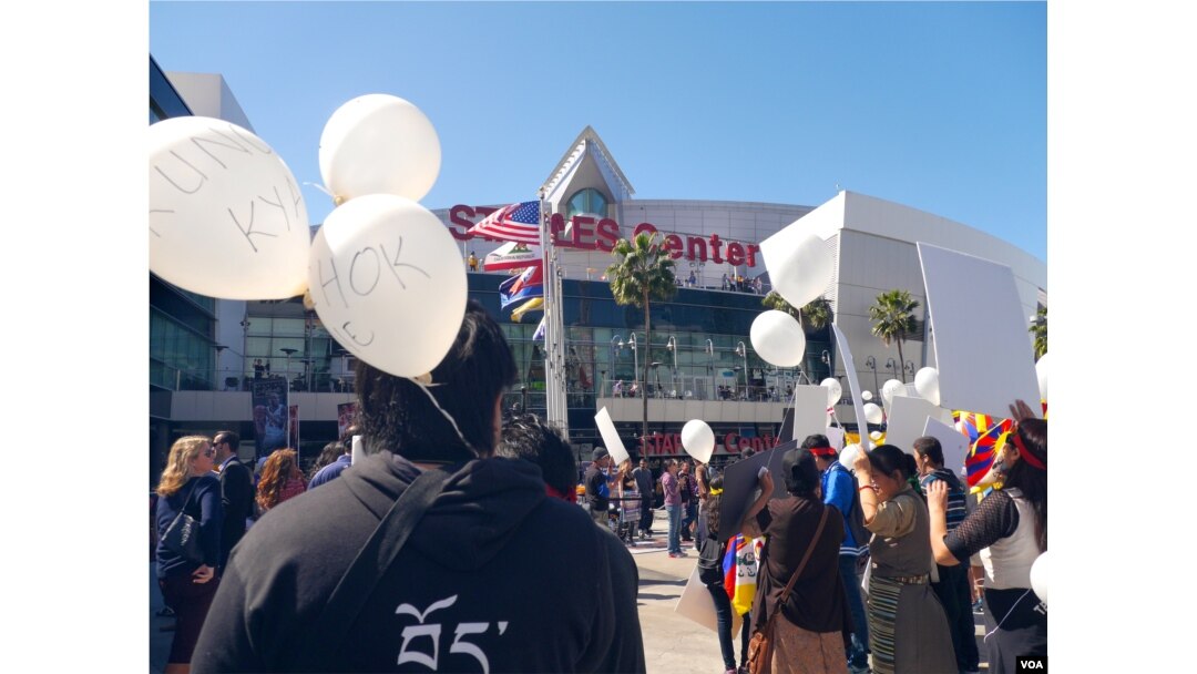 Balloons 气球上写的是自焚藏人的名字(美国之音国符拍摄)
