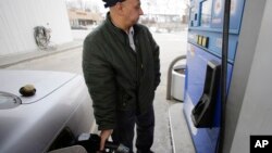 El galón de gasolina regular se vende ahora a $3,73 como promedio en el país. Hay sitios donde hay que pagarlo a $4 o más.