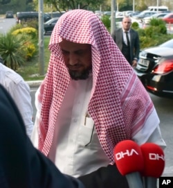 Saudi Arabia's top prosecutor Saud al-Mojeb walks to board a plane to leave Turkey, in Istanbul, Oct, 31, 2018.