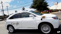Mobil tanpa pengemudi keluaran Google meluncur di jalanan saat diuji coba di Mountain View, California, 13 Mei 2015 (Foto: dok).