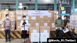 Sebagai wujud solidaritas bangsa dan rakyat Indonesia kepada India, Menlu RI Retno Marsudi menyerahkan bantuan hibah kemanusiaan Indonesia kepada India, melalui Kedutaan India di Jakarta, 12 Mei 2021. (Twitter/@Menlu_RI)