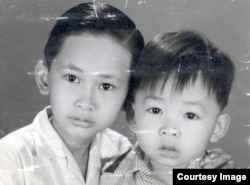 Nguyễn Thanh Việt (phải) và anh trai Tùng Nguyễn lúc còn nhỏ. (Hình: Nguyễn Thanh Việt cung cấp cho Người Việt)