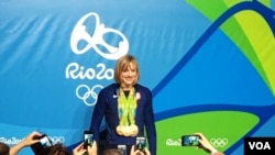 U.S. swimmer Katie Ledecky poses with her medals after her final news conference at the Rio Olympics Main press center, Rio de Janeiro, Aug. 13, 2016. (P. Brewer/VOA)
