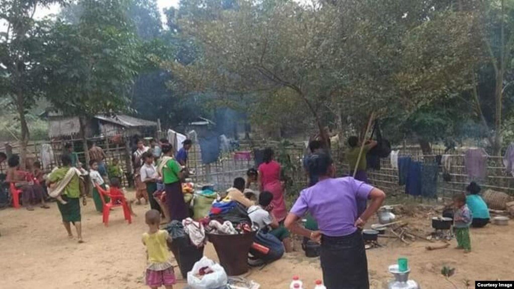 ဘူးသီးေတာင္ျမိဳ႕နယ္ စိုင္းဒင္ေစ်းရြာေရာက္ စစ္ေရွာင္မ်ား ( ဓါတ္ပုံ -MP Oung Thaung Shway)
