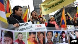 Warga Tibet di New York memprotes kebijakan Beijing dengan membawa para korban aksi bakar diri (10/3). 