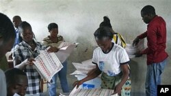 Electoral commission workers tally ballots at a polling station in the Bandal commune, one day after the country went to the polls for presidential and parliamentary elections, Kinshasa, Democratic Republic of Congo, November 29, 2011.