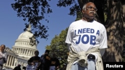 Un hombre de Carolina del Norte protesta en las afueras del Capitolio, en Washington el 5 de octubre. El Departamento de Trabajo dijo que aumentaron las solicitudes de seguro por desempleo.