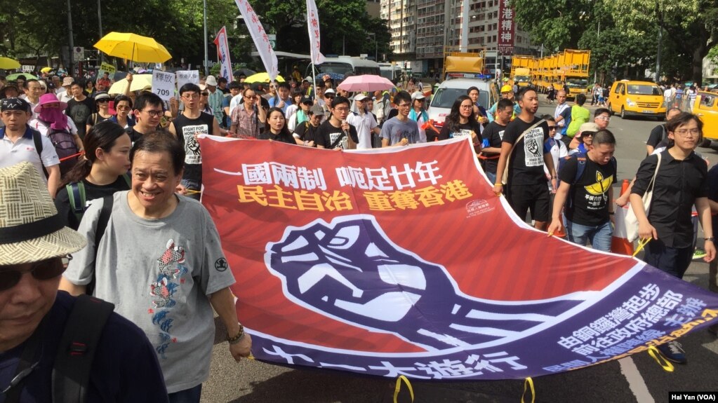 数以万计港人七一大游行捍卫一国两制(美国之音海彦拍摄)
