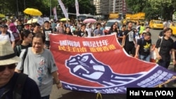 Người biểu tình tuần hành trên đường phố Hong Kong, ngày 1 tháng 7, 2017.