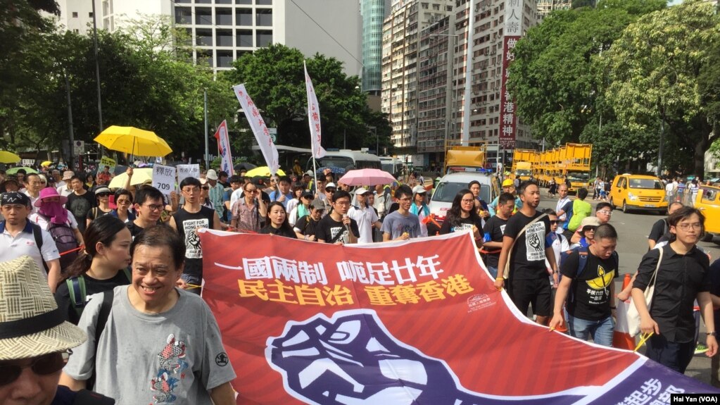 数以万计港人七一大游行捍卫一国两制(美国之音海彦拍摄)