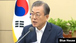 문재인 한국 대통령이 19일 서울 청와대에서 열린 수석·보좌관 회의에서 모두발언하고 있다. 