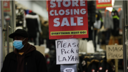 Një dyqan në Bruklin, Nju Jork, njofton për shitjen e të gjitha mallrave dhe mbylljen e biznesit (1 dhjetor 2020)