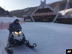 지난 28일 북한 마식령스키장에서 안전요원이 수입산 스노모바일을 타고 스키장 꼭대기에서 아래로 내려오고 있다.