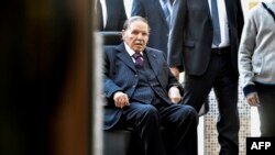  Le président algérien Abdelaziz Bouteflika arrive à un bureau de vote à Alger le 23 novembre 201.