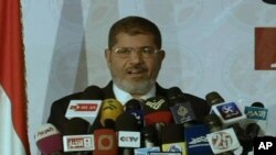 Mgombea wa Muslim Brotherhood Mohamed Morsi akizungumza na waandishi wa habari.