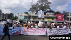 ပိတ်မိနေတဲ့ ပြည်သူတွေ လွှတ်မြောက်ရေးအတွက် ဆန္ဒထုတ်ဖော်ကြတဲ့ ခေါင်းဆောင် ၃ ဦးကို  ပြစ်ဒဏ် ချခဲ့တာကို ကန့်ကွက်ဆန္ဒပြ (Kachin Youth Movement)