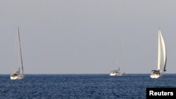 Armada tiga kapal kecil yang membawa para aktivis pro-Palestina yang berlayar menuju blokade di Jalur Gaza, di laut terbuka dekat Kreta, Yunani (26/6).