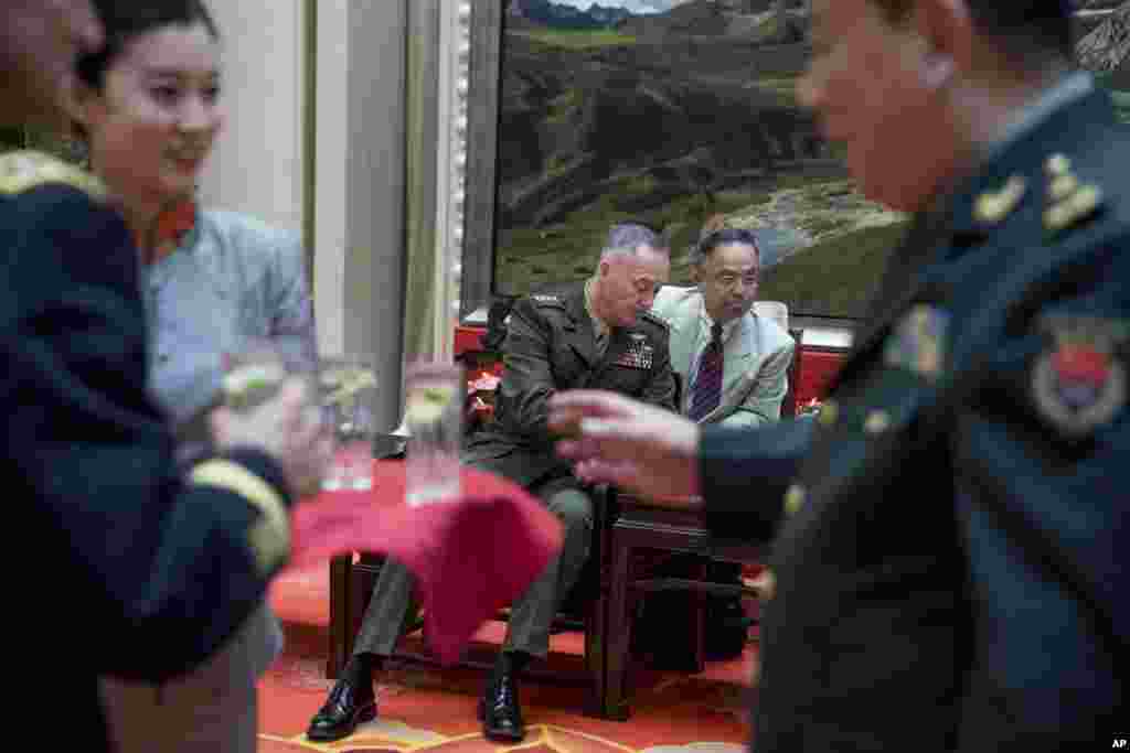 美军参谋长联席会议主席约瑟夫·邓福德在北京首都国际机场搭乘飞机前往东京之前参加茶话活动（2017年8月17日）