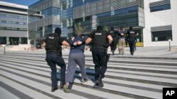 Cảnh sát Kosovo bắt giữ một nghi can khủng bố tại thủ đô Pristina.