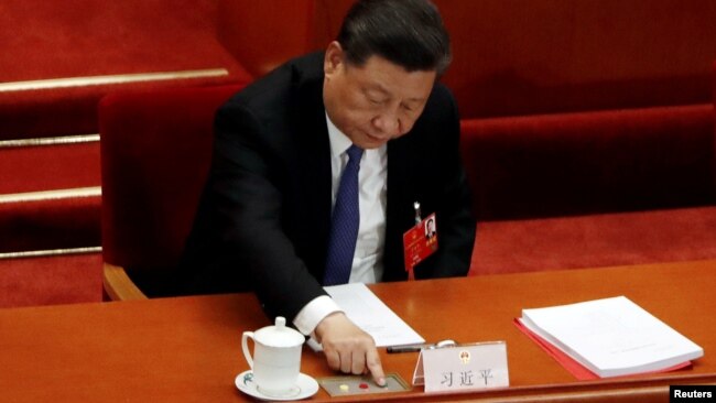 中国国家主席习近平在全国人大会议就港版国安法进行表决时按下赞成键。(2020年5月28日)