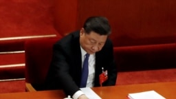 中国国家主席习近平在全国人大会议就港版国安法进行表决时按下赞成键。（2020年5月28日）