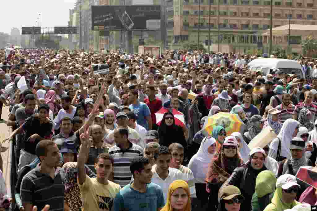 Supporters of ousted Egyptian President Mohamed Morsi cross the Nile as they march towards downtown Cairo from the Mohandeseen neighborhood of Cairo, Egypt, Aug. 16, 2013.