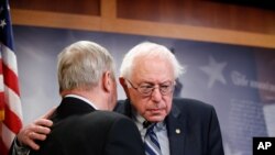 El senador Bernie Sanders, Independiente por Vermont, de la comisión de presupuesto del Senado, derecha, hablando con el líder de la minoría demócrata en el Senado, Richard Durbin, de Illinois. 